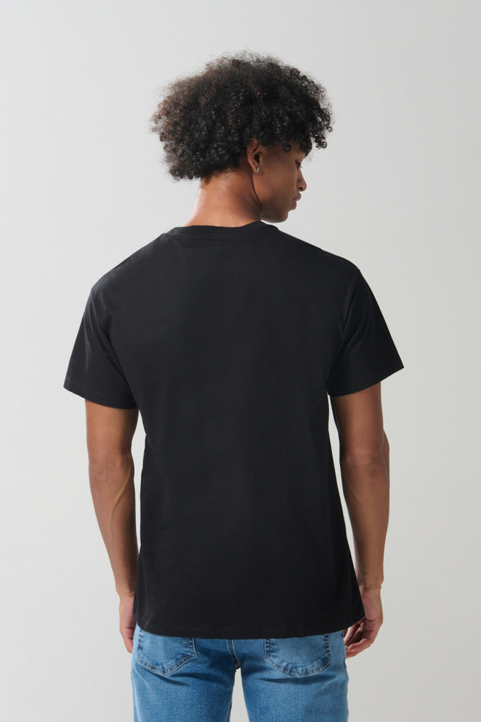 Camiseta negra en algodón cuello redondo con arte de playa