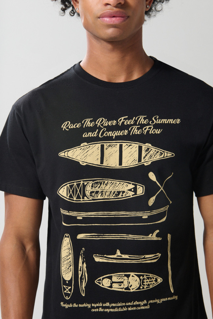 Camiseta negra en algodón cuello redondo con arte de playa