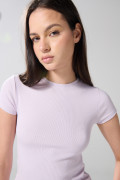 Camiseta ceñida en rib unicolor con manga corta