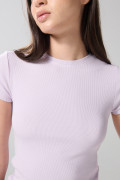 Camiseta ceñida en rib unicolor con manga corta