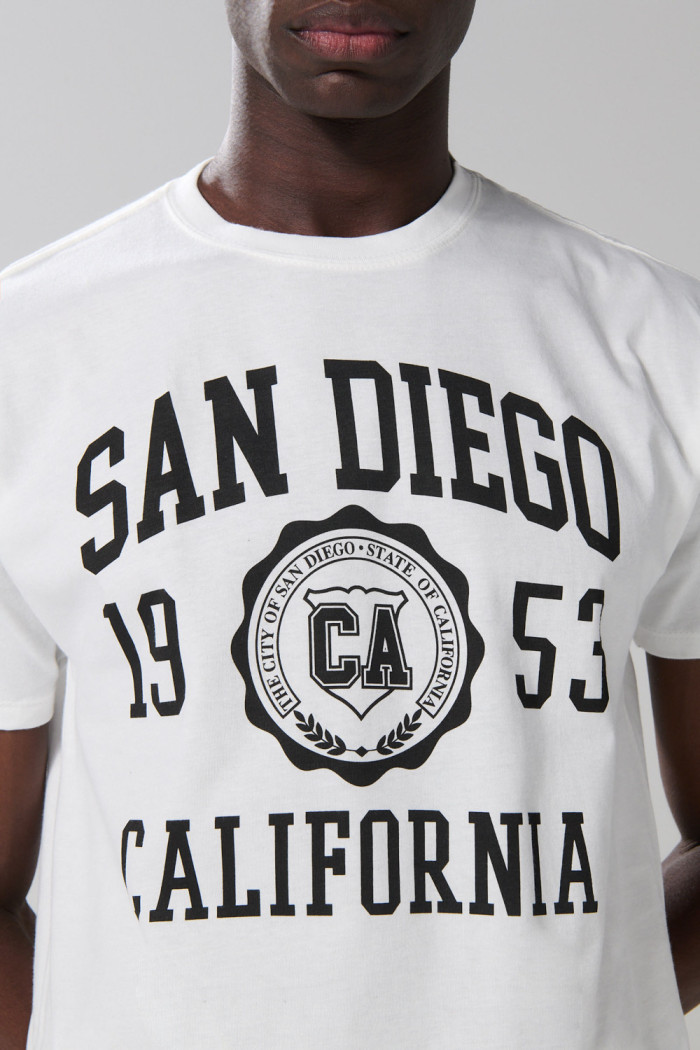 Camiseta en algodón crema college manga corta
