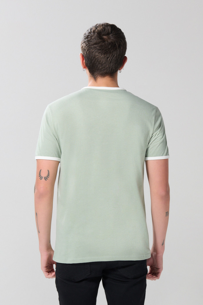 Camiseta college verde clara con contrastes y manga corta