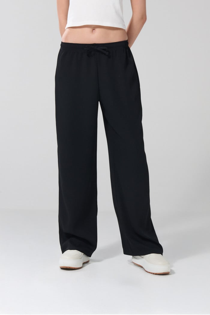 Pantalón palazzo negro con cordón, bota ancha y tiro alto