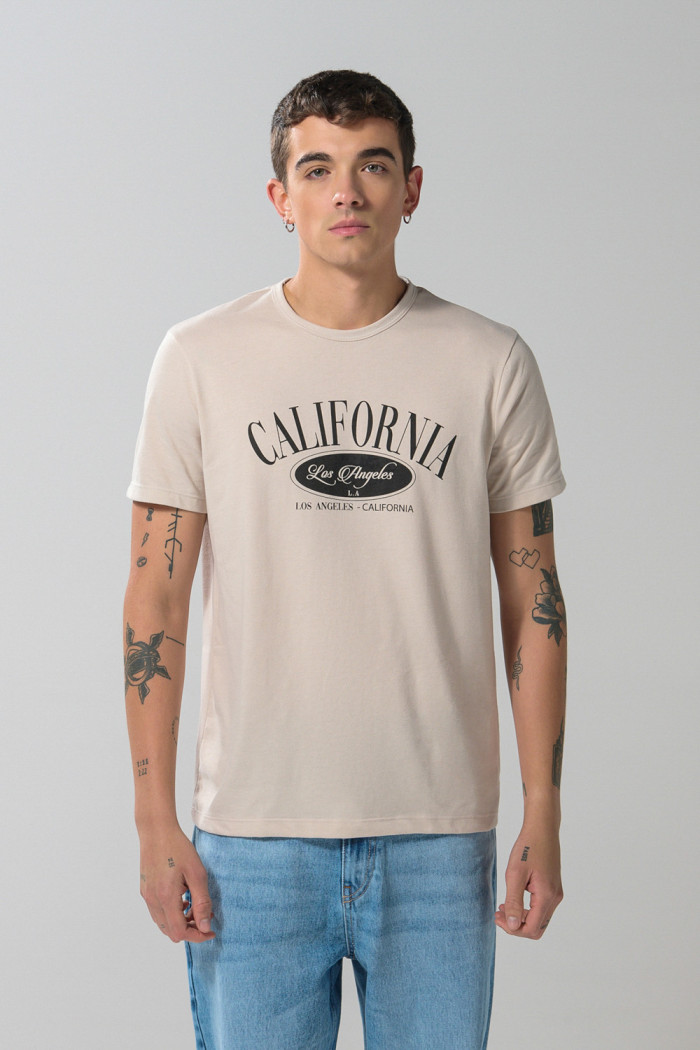 Camiseta manga corta crema con arte college en frente