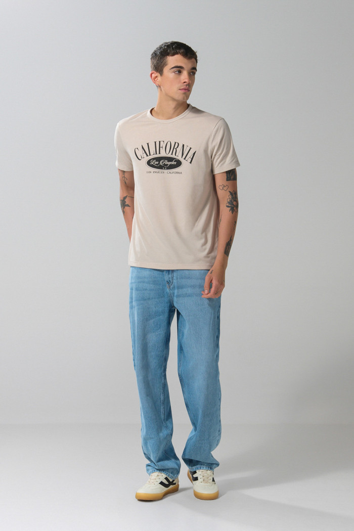 Camiseta manga corta crema con arte college en frente