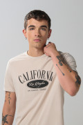 Camiseta manga corta crema con arte college en frente