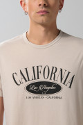 Camiseta manga corta crema con arte college en frente