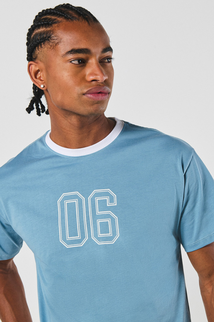 Camiseta azul clara college con manga corta en algodón