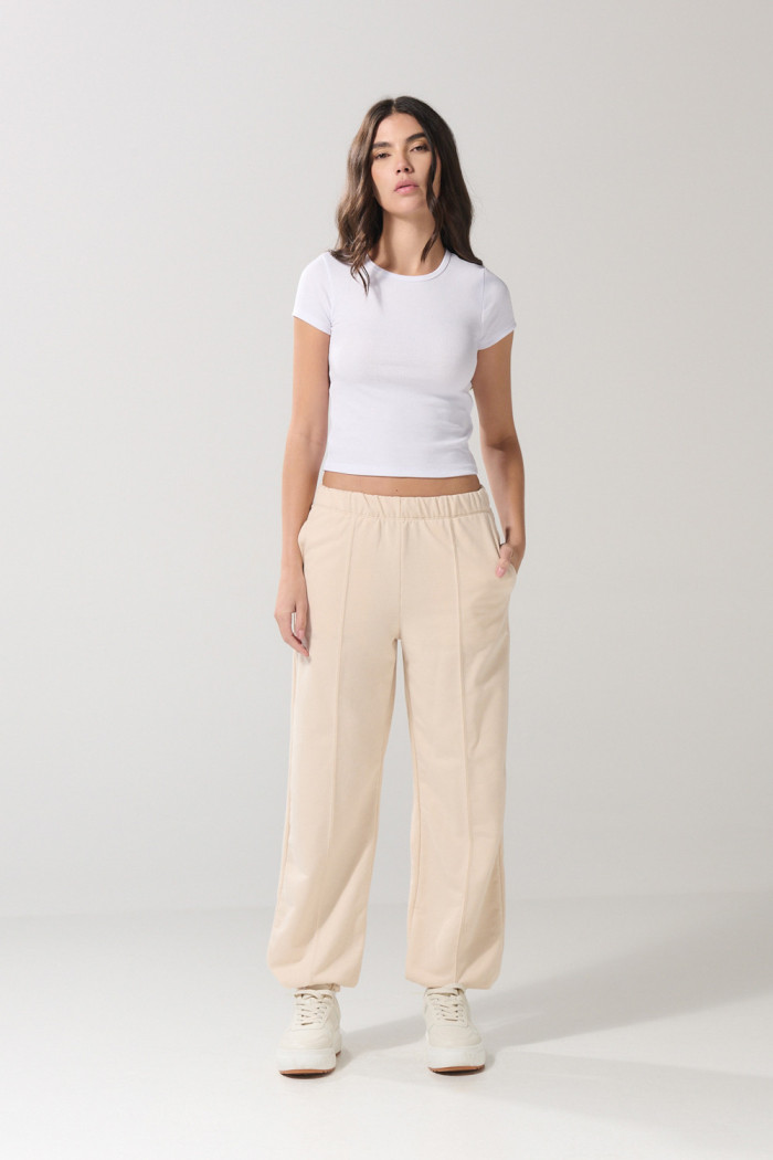Camiseta en rib blanca ajustada con manga corta