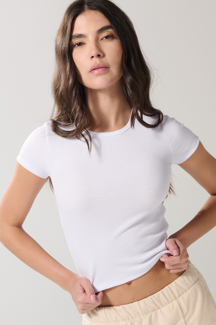 Camiseta en rib blanca ajustada con manga corta