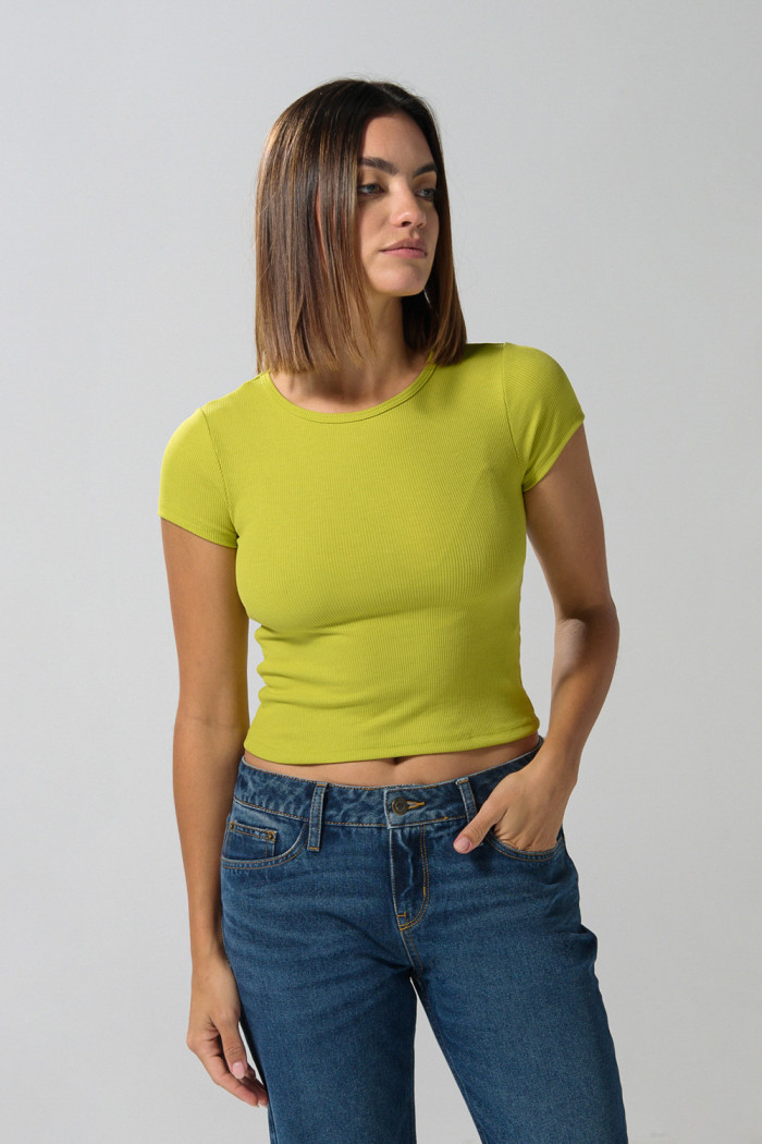 Camiseta en rib verde clara con texturas y manga corta