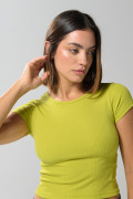 Camiseta en rib verde clara con texturas y manga corta