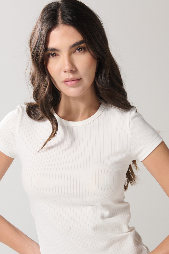 Camiseta crema clara con manga corta y texturas