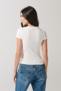 Camiseta crema clara con manga corta y texturas