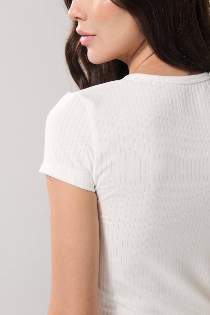 Camiseta crema clara con manga corta y texturas