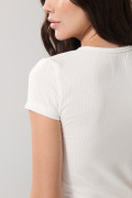 Camiseta crema clara con manga corta y texturas