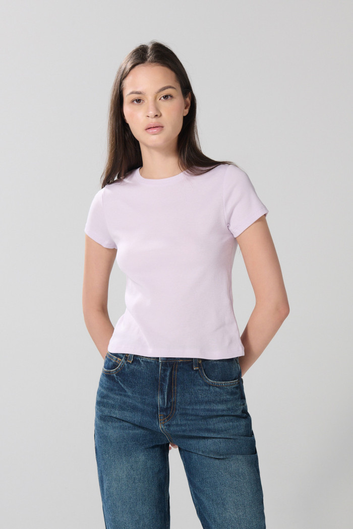 Camiseta en rib ceñida unicolor con manga corta