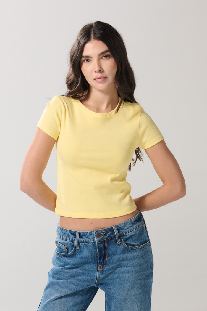Camiseta en rib ceñida unicolor con manga corta