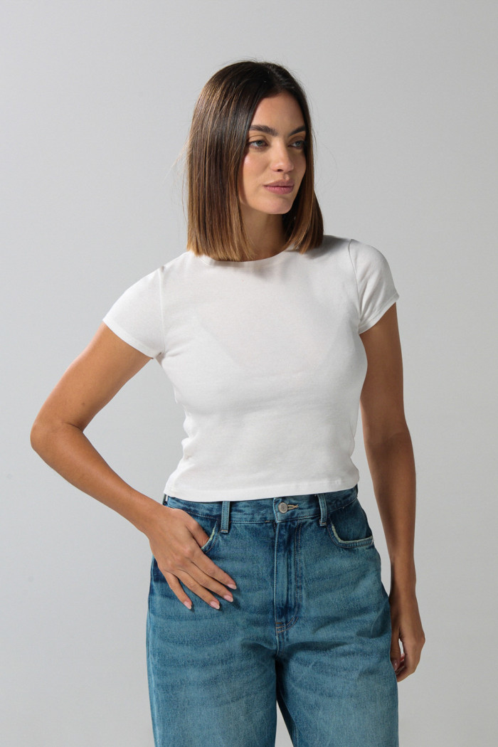 Camiseta en rib ceñida unicolor con manga corta