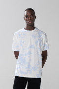Camiseta oversize azul tie dye manga corta con texto