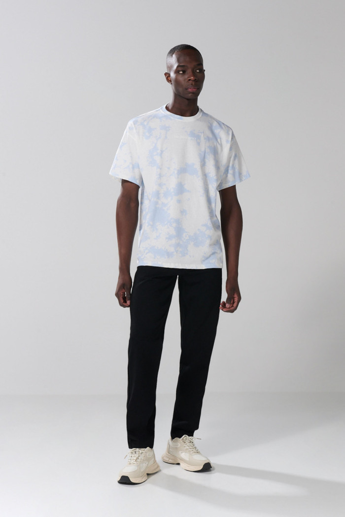 Camiseta oversize azul tie dye manga corta con texto