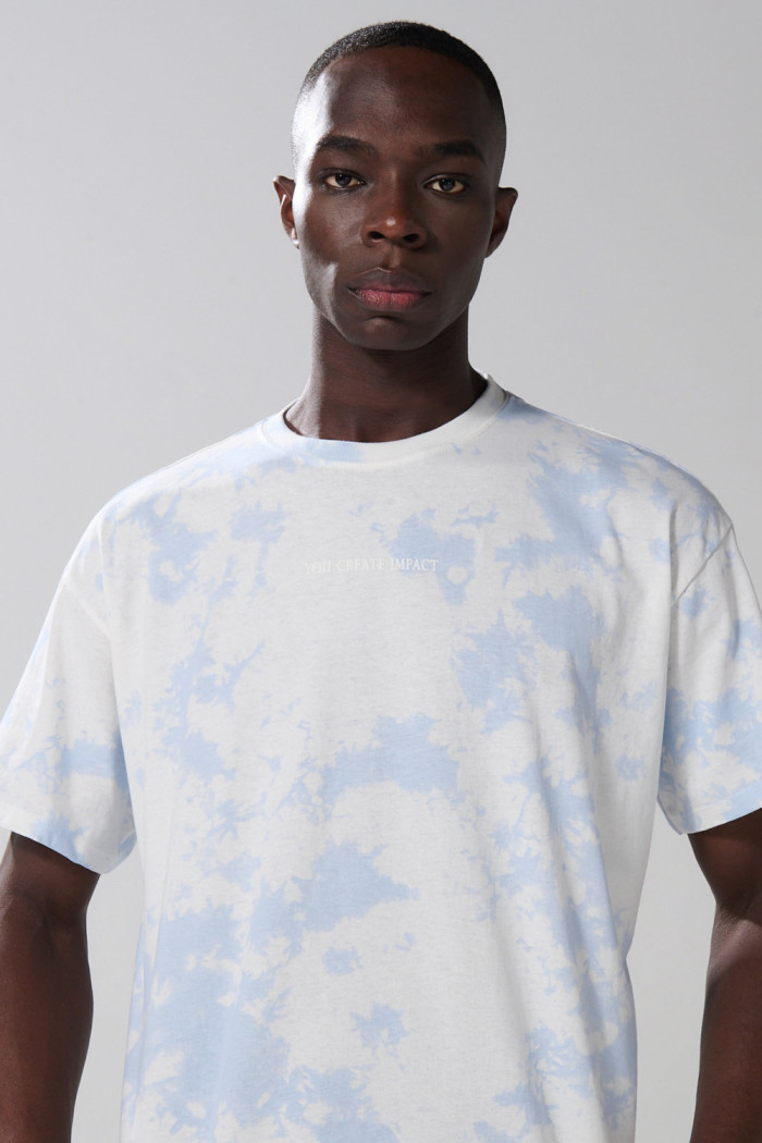 Camiseta oversize azul tie dye manga corta con texto
