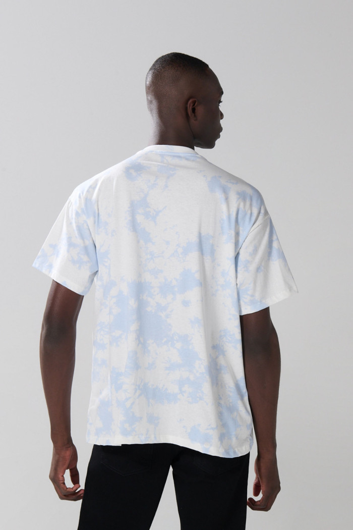 Camiseta oversize azul tie dye manga corta con texto