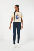 Camiseta crop top kaki con diseño de Blanca Nieves