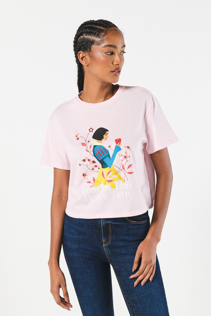 Camiseta crop top rosada clara con arte de Blanca Nieves