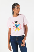 Camiseta crop top rosada clara con arte de Blanca Nieves