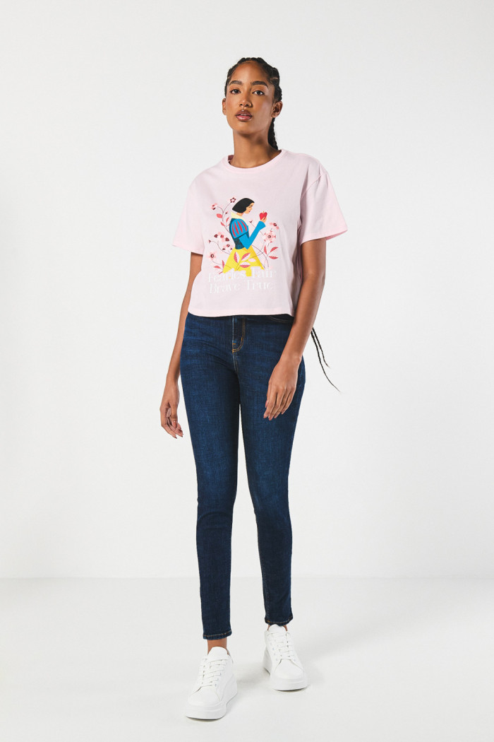 Camiseta crop top rosada clara con arte de Blanca Nieves