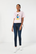 Camiseta crop top rosada clara con arte de Blanca Nieves
