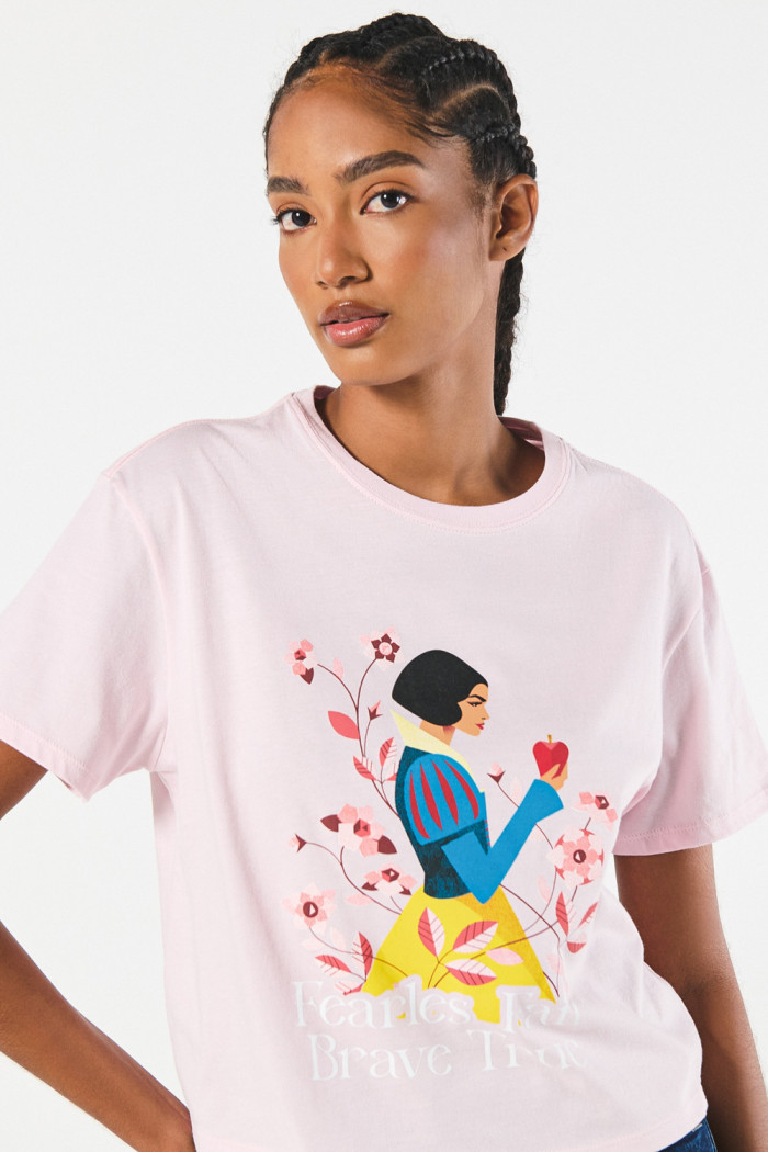 Camiseta crop top rosada clara con arte de Blanca Nieves