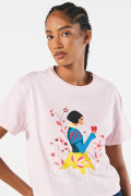 Camiseta crop top rosada clara con arte de Blanca Nieves