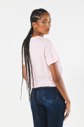 Camiseta crop top rosada clara con arte de Blanca Nieves