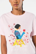 Camiseta crop top rosada clara con arte de Blanca Nieves