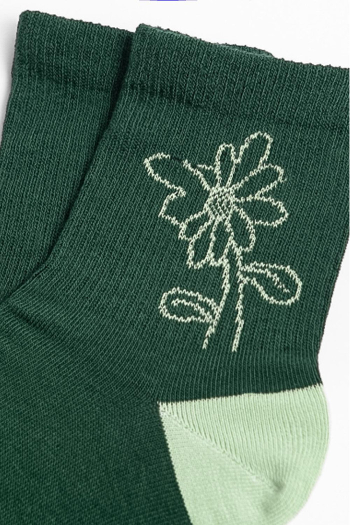 Medias cortas unicolores con contrastes y diseño de flor