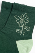 Medias cortas unicolores con contrastes y diseño de flor