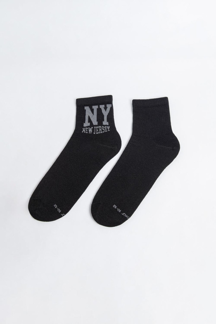 Medias cortas negras con diseño college lateral