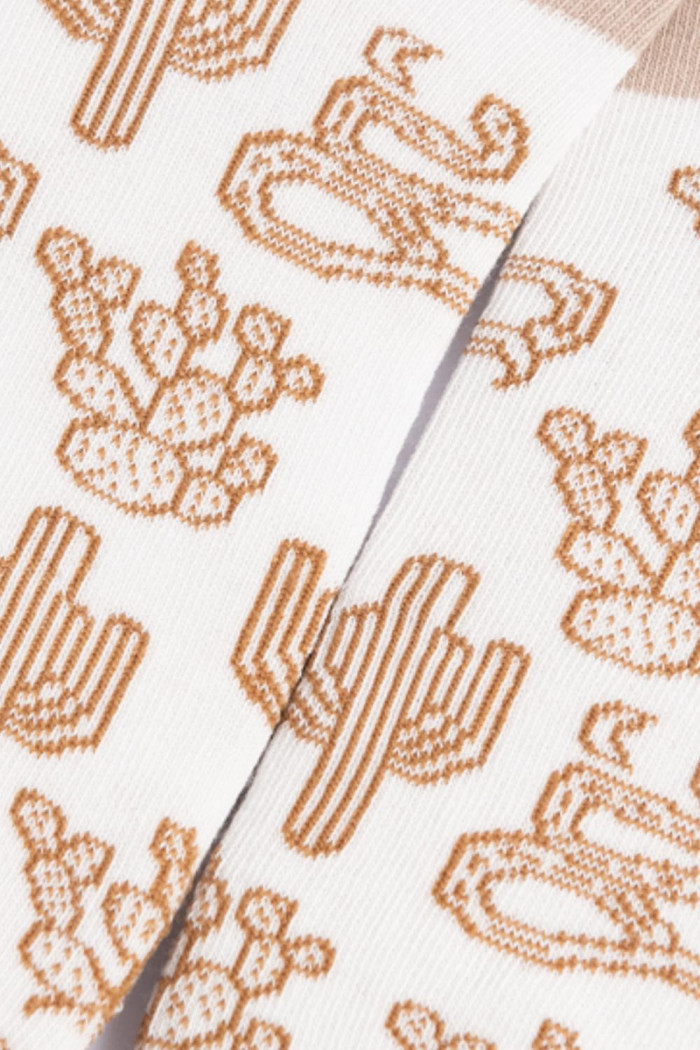Medias cremas cortas con contrastes y diseños vaqueros
