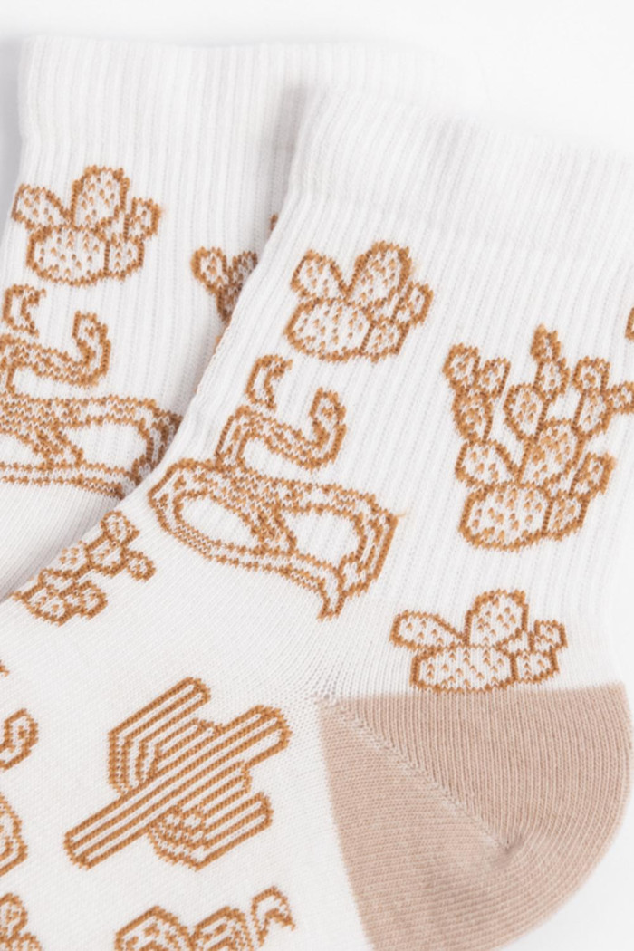 Medias cremas cortas con contrastes y diseños vaqueros