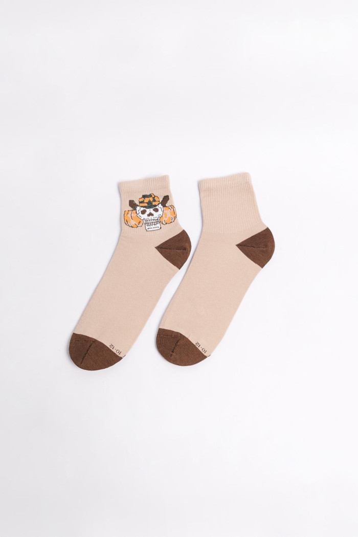 Medias kakis oscuras cortas con diseño vaquero
