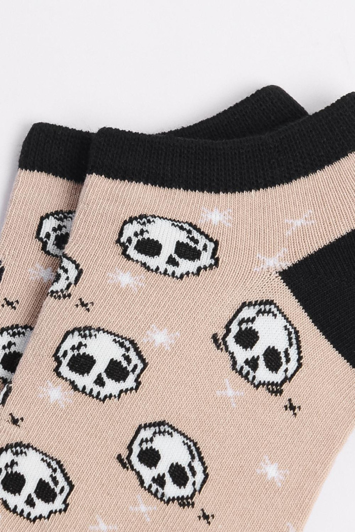 Medias cafés claras tobilleras con diseños de calaveras