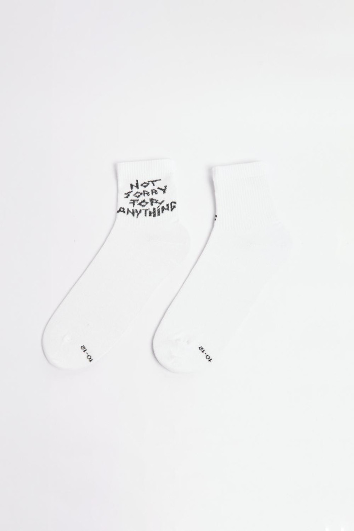 Medias unicolores cortas con diseños de textos
