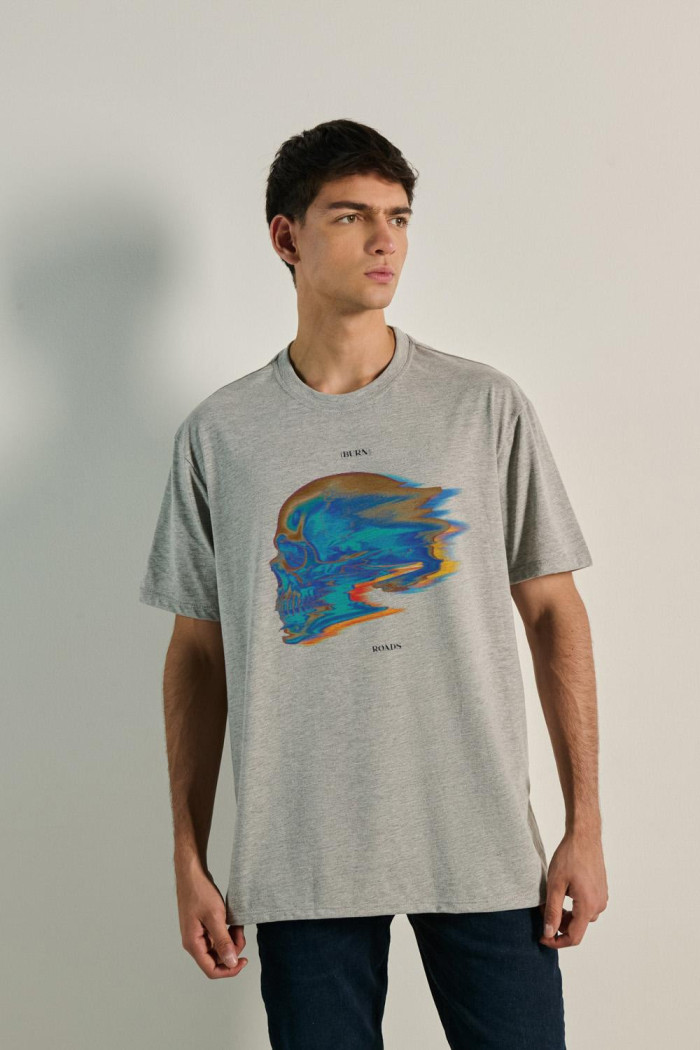 Camiseta oversize unicolor manga corta con diseño futurista