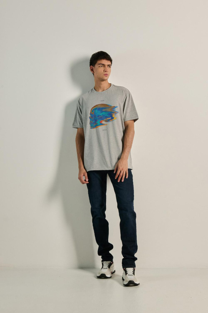 Camiseta oversize unicolor manga corta con diseño futurista