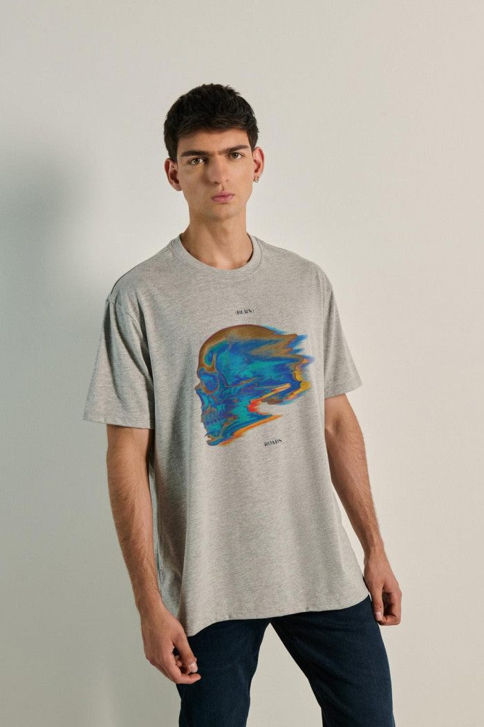 Camiseta oversize unicolor manga corta con diseño futurista