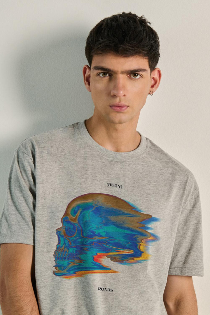 Camiseta oversize unicolor manga corta con diseño futurista