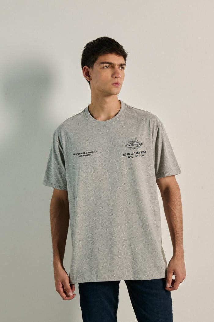 Camiseta oversize unicolor cuello redondo con diseño urbano