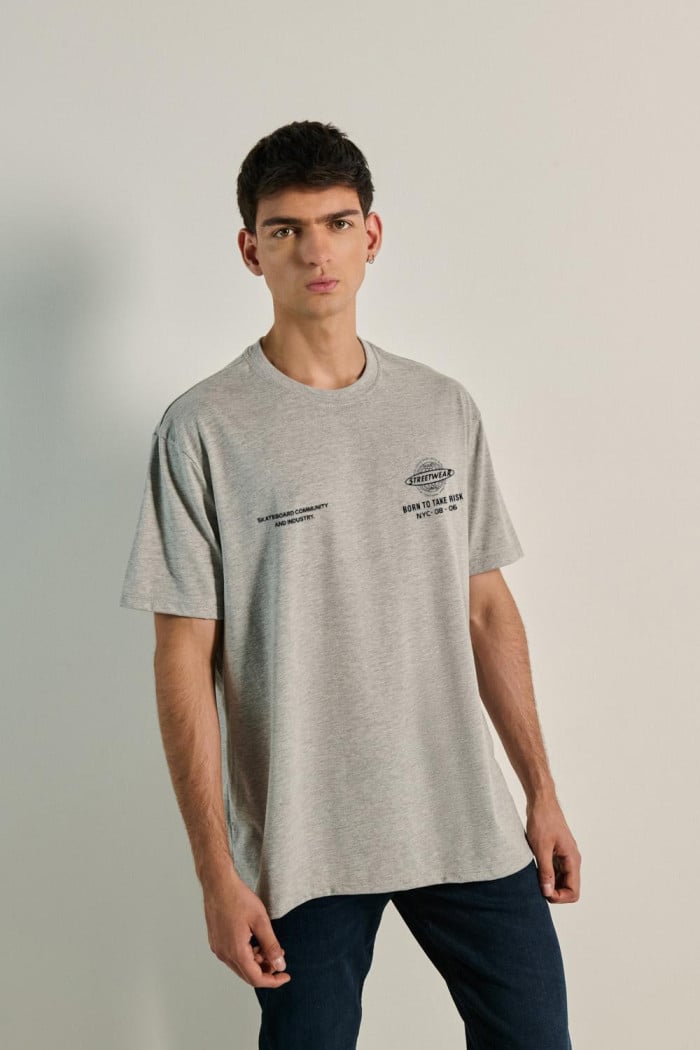 Camiseta oversize unicolor cuello redondo con diseño urbano
